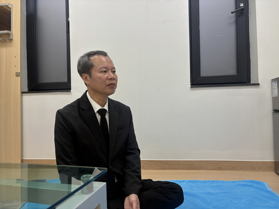 28일 오후 고(故)김상현 이병의 아버지인 김기철(55)씨가 아들의 장례식이 열린 국군수도병원 장례식장을 지키고 있다. 이아미 기자