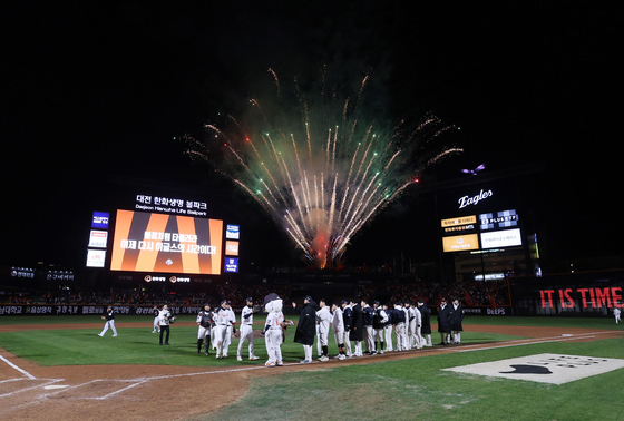지난 29일 한국시리즈 3차전 직후 대전 한화생명볼파크를 수놓은 불꽃 공연. 팬과 선수단을 향한 김승연 한화그룹 회장의 선물이다. 사진 한화 이글스