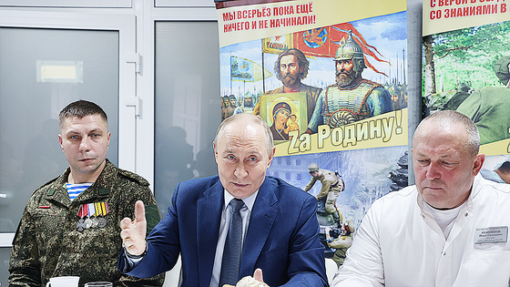  블라디미르 푸틴 러시아 대통령(가운데)이 29일(현지시간) 러시아 수도 모스크바에서 우크라이나 전쟁 중 부상을 입은 군인들과 만나 대화를 나누고 있다. 이 자리에서 푸틴 대통령은 핵추진 수중 무인기(드론) 포세이돈의 실험이 성공했다고 밝혔다. AP=연합뉴스