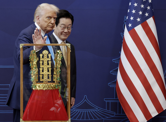 이재명 대통령과 도널드 트럼프 미국 대통령이 29일 경북 경주박물관에서 국빈 방문 선물인 천마총 금관 모형 앞을 함께 지나고 있다. 대통령실통신사진기자단