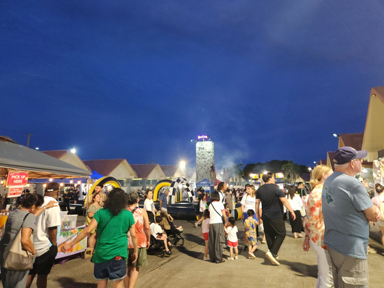 매주 수요일 열리는 차모로 빌리지 야시장 투어. 다양한 음식을 먹어볼 수 있다. 이하나 기자