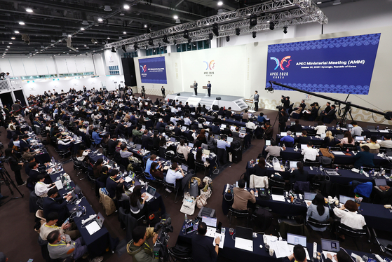 조현 외교부 장관과 여한구 산업통상부 통상교섭본부장이 지난 30일 경주화백컨벤션센터 인근 국제미디어센터(IMC)에서 APEC 외교통상합동각료회의 관련 기자회견을 하고 있다. 뉴스1