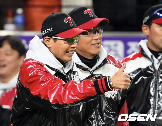 [OSEN=대전, 이대선 기자] 프로야구 LG 트윈스가 9회에만 6점을 올리는 극적인 역전승을 거두고 한국시리즈 승기를 잡았다.LG는 30일 대전 한화생명볼파크에서 열린 2025 신한 SOL뱅크 KBO 한국시리즈 4차전 한화 이글스와의 경기에서 7-4로 승리했다. 이날 승리로 LG는 시리즈 전적 3승 1패를 선점했다. 역대 한국시리즈에서 3승 1패를 선점한 팀이 우승한 확률은 94.4%(17/18)다. LG의 한국시리즈 우승까지는 단 1승이 남았다.경기 종료 후 LG 염경엽 감독이 환호하고 있다. 2025.10.30 /sunday@osen.co.kr