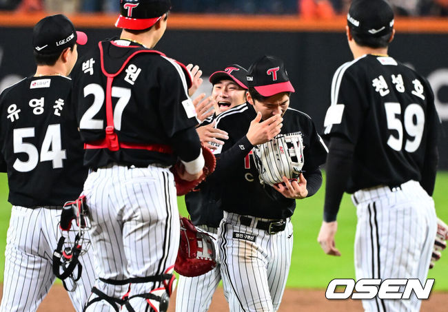 [OSEN=대전, 지형준 기자] 프로야구 LG 트윈스가 9회에만 6점을 올리는 극적인 역전승을 거두고 한국시리즈 승기를 잡았다.LG는 30일 대전 한화생명볼파크에서 열린 2025 신한 SOL뱅크 KBO 한국시리즈 4차전 한화 이글스와의 경기에서 7-4로 승리했다. 이날 승리로 LG는 시리즈 전적 3승 1패를 선점했다. 역대 한국시리즈에서 3승 1패를 선점한 팀이 우승한 확률은 94.4%(17/18)다. LG의 한국시리즈 우승까지는 단 1승이 남았다.경기를 마치고 LG 박해민이 눈물을 흘리고 있다. 2025.10.30 /jpnews@osen.co.kr