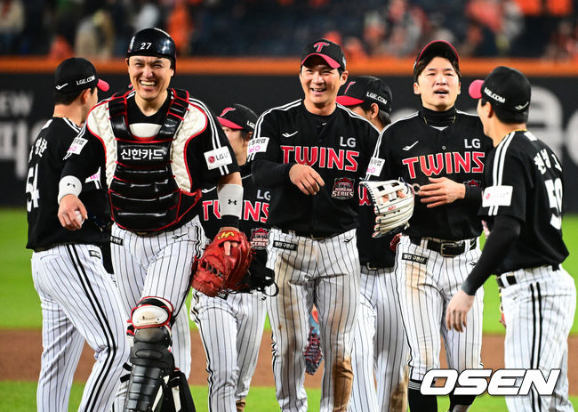 [OSEN=대전, 지형준 기자] 프로야구 LG 트윈스가 9회에만 6점을 올리는 극적인 역전승을 거두고 한국시리즈 승기를 잡았다.LG는 30일 대전 한화생명볼파크에서 열린 2025 신한 SOL뱅크 KBO 한국시리즈 4차전 한화 이글스와의 경기에서 7-4로 승리했다. 이날 승리로 LG는 시리즈 전적 3승 1패를 선점했다. 역대 한국시리즈에서 3승 1패를 선점한 팀이 우승한 확률은 94.4%(17/18)다. LG의 한국시리즈 우승까지는 단 1승이 남았다.경기를 마치고 LG 선수들이 승리를 기뻐하고 있다. 2025.10.30 /jpnews@osen.co.kr