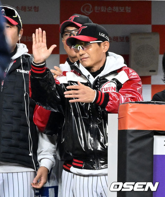 [OSEN=대전, 이대선 기자] 31일 대전 한화생명볼파크에서 2025 신한 SOL Bank KBO리그 포스트시즌 한국시리즈 5차전 한화 이글스와 LG 트윈스의 경기가 열렸다.이날 경기에 한화는 문동주를, LG는 톨허스트를 선발투수로 내세웠다. 6회초 1사 2루에서 LG 김현수의 좌중간 적시타 때 LG 염경엽 감독이 홈을 밟은 홍창기와 하이파이브를 하고 있다. 2025.10.31 /sunday@osen.co.kr
