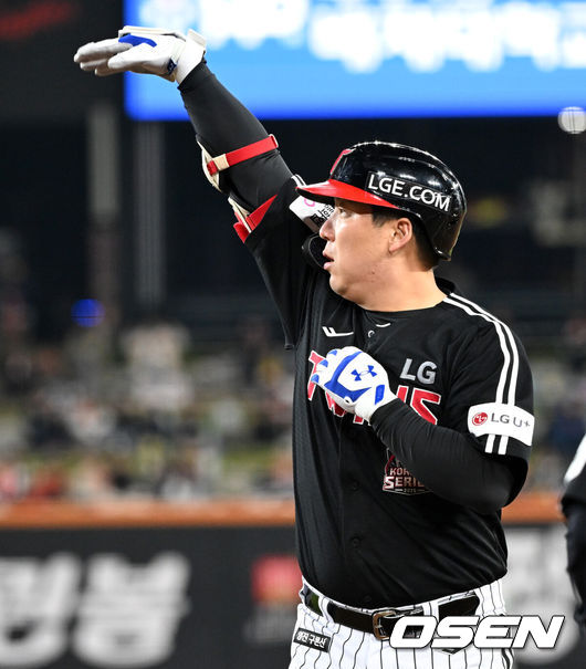 [OSEN=대전, 이대선 기자] 31일 대전 한화생명볼파크에서 2025 신한 SOL Bank KBO리그 포스트시즌 한국시리즈 5차전 한화 이글스와 LG 트윈스의 경기가 열렸다.이날 경기에 한화는 문동주를, LG는 톨허스트를 선발투수로 내세웠다. 6회초 1사 2루에서 LG 김현수가 좌중간 적시타를 치고 환호하고 있다. 2025.10.31 /sunday@osen.co.kr