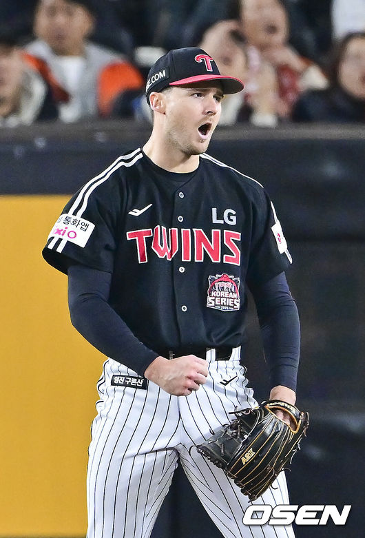 [OSEN=대전, 박준형 기자] 31일 대전 한화생명볼파크에서 2025 신한 SOL Bank KBO리그 포스트시즌 한국시리즈 5차전 한화 이글스와 LG 트윈스의 경기가 열렸다.이날 경기에 한화는 문동주를, LG는 톨허스트를 선발투수로 내세웠다. 3회말 무사 1,2루 실점 위기는 넘긴 LG 톨허스트가 주먹을 쥐며 환호하고 있다.  2025.10.31 / soul1014@osen.co.kr