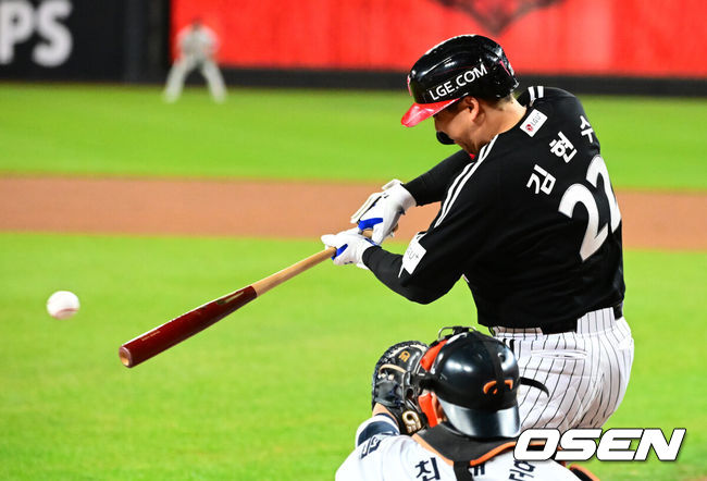[OSEN=대전, 지형준 기자] 31일 대전 한화생명볼파크에서 2025 신한 SOL Bank KBO리그 포스트시즌 한국시리즈 5차전 한화 이글스와 LG 트윈스의 경기가 열렸다.이날 경기에 한화는 문동주를, LG는 톨허스트를 선발투수로 내세웠다. 1회초 1사 2루에서 LG 김현수가 선제 1타점 좌전 적시타를 날리고 기뻐하고 있다. 2025.10.31 /jpnews@osen.co.kr
