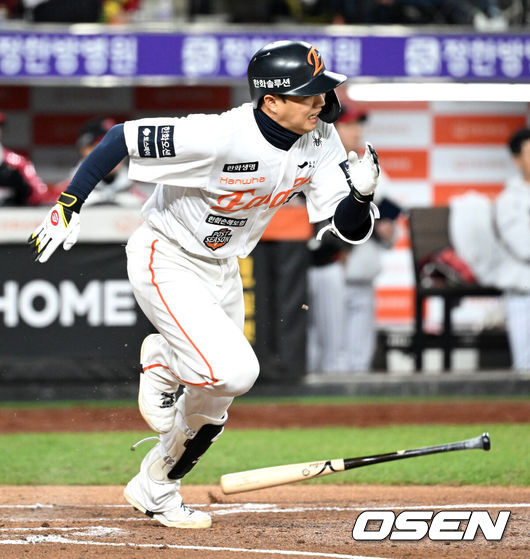 [OSEN=대전, 이대선 기자] 31일 대전 한화생명볼파크에서 2025 신한 SOL Bank KBO리그 포스트시즌 한국시리즈 5차전 한화 이글스와 LG 트윈스의 경기가 열렸다.이날 경기에 한화는 문동주를, LG는 톨허스트를 선발투수로 내세웠다. 2회말 1사 만루에서 한화 이원석이 땅볼 타점을 올리고 있다. 2025.10.31 /sunday@osen.co.kr