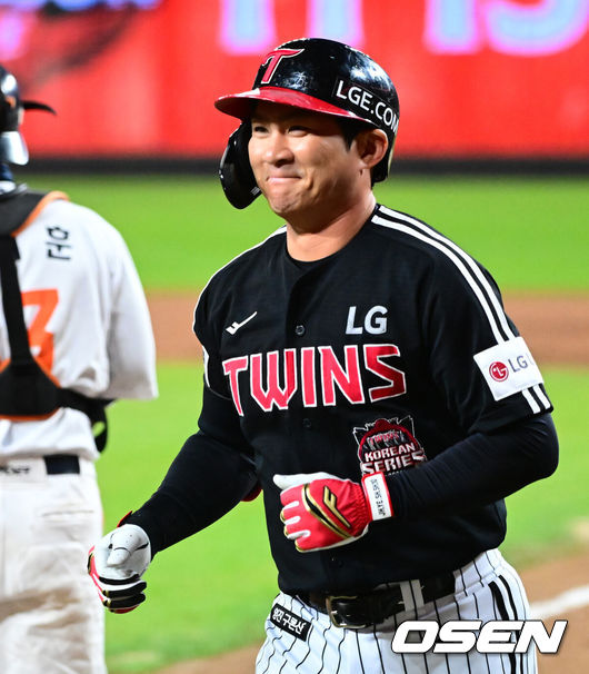 [OSEN=대전, 지형준 기자] 31일 대전 한화생명볼파크에서 2025 신한 SOL Bank KBO리그 포스트시즌 한국시리즈 5차전 한화 이글스와 LG 트윈스의 경기가 열렸다.이날 경기에 한화는 문동주를, LG는 톨허스트를 선발투수로 내세웠다. 3회초 1사 만루에서 LG 오지환이 우익수 희생플라이를 날리며 미소짓고 있다. 2025.10.31 /jpnews@osen.co.kr