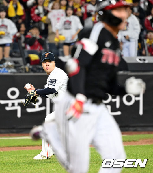 [OSEN=대전, 이대선 기자] 31일 대전 한화생명볼파크에서 2025 신한 SOL Bank KBO리그 포스트시즌 한국시리즈 5차전 한화 이글스와 LG 트윈스의 경기가 열렸다.이날 경기에 한화는 문동주를, LG는 톨허스트를 선발투수로 내세웠다. 5회초 무사 1루에서 LG 오지환의 번트 때 한화 김종수가 송구 실책을 하고 있다. 2025.10.31 /sunday@osen.co.kr