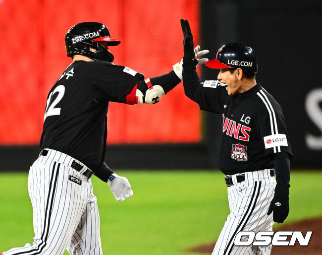 [OSEN=대전, 지형준 기자] 31일 대전 한화생명볼파크에서 2025 신한 SOL Bank KBO리그 포스트시즌 한국시리즈 5차전 한화 이글스와 LG 트윈스의 경기가 열렸다.이날 경기에 한화는 문동주를, LG는 톨허스트를 선발투수로 내세웠다. 6회초 1사 2루에서 LG 김현수가 1타점 좌중간 적시타를 날리며 송지만 코치와기뻐하고 있다. 2025.10.31 /jpnews@osen.co.kr