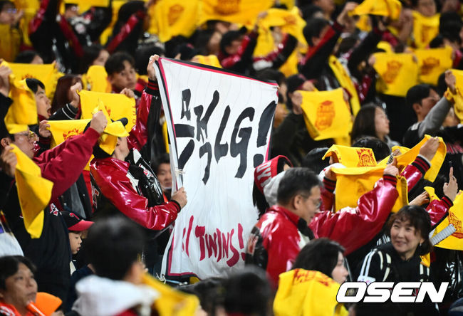 [OSEN=대전, 지형준 기자] 31일 대전 한화생명볼파크에서 2025 신한 SOL Bank KBO리그 포스트시즌 한국시리즈 5차전 한화 이글스와 LG 트윈스의 경기가 열렸다.이날 경기에 한화는 문동주를, LG는 톨허스트를 선발투수로 내세웠다. 경기에 앞서 LG 팬들이 열띤 응원을 하고 있다. 2025.10.31 /jpnews@osen.co.kr