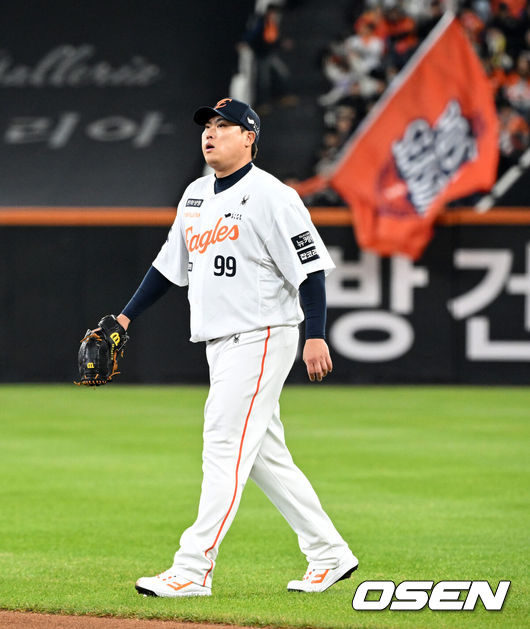 [OSEN=대전, 이대선 기자] 31일 대전 한화생명볼파크에서 2025 신한 SOL Bank KBO리그 포스트시즌 한국시리즈 5차전 한화 이글스와 LG 트윈스의 경기가 열렸다.이날 경기에 한화는 문동주를, LG는 톨허스트를 선발투수로 내세웠다. 8회초 한화 류현진이 마운드를 오르고 있다. 2025.10.31 /sunday@osen.co.kr