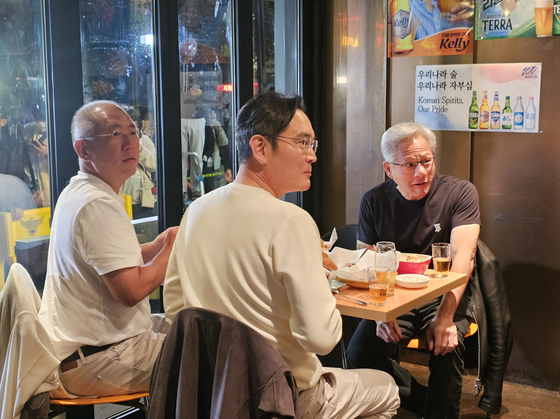 젠슨 황 엔비디아 최고경영자가 지난 30일 서울 삼성동 한 치킨집에서 진행된 이재용 삼성전자 회장, 정의선 현대차그룹 회장과 치맥 회동을 하고 있다. 연합뉴스