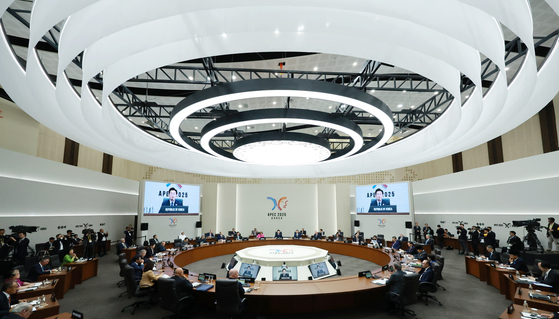 이재명 대통령이 31일 경주화백컨벤션센터(HICO)에서 열린 2025 아시아태평양경제협력체(APEC) 정상회의 제1세션을 주재하고 있다. 연합뉴스