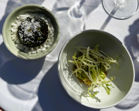 캘리포니아와 한국을 대표하는 셰프가 함께 한 포핸즈 다이닝. 사진 왼쪽은 엄태철 셰프의 육회비빔밥, 오른쪽은 서현민 셰프의 훈연 연어와 아보카도 토스트. 송정 기자 