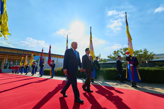 이재명 대통령과 트럼프 미 대통령이 지난 29일 경북 경주시 국립경주박물관에서 열린 공식환영식이 끝난 뒤 확대 오찬회담을 위해 함께 이동하고 있다. 이재명 대통령 SNS