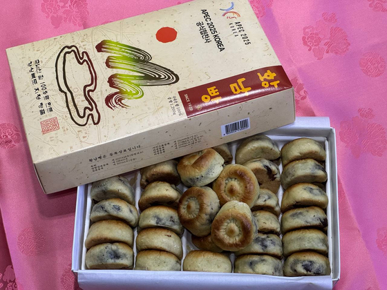 강유정 대통령실 대변인은 31일 브리핑에서 “시진핑 주석을 환영한다는 뜻에서 갓 만든 따뜻한 황남빵을 한식 보자기에 포장해 ‘경주의 맛을 즐기시길 바란다’는 메시지와 함께 전달했다고 밝혔다. 시진핑 주석과 중국 측 대표단에게 보낸 황남빵 사진. 사진 대통령실