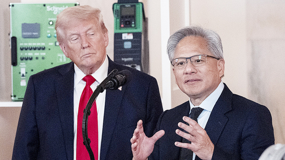 젠슨 황 CEO가 지난 4월 미국 백악관 트럼프 대통령 앞에서 대미 투자계획을 발표하고 있다. UPI=연합뉴스