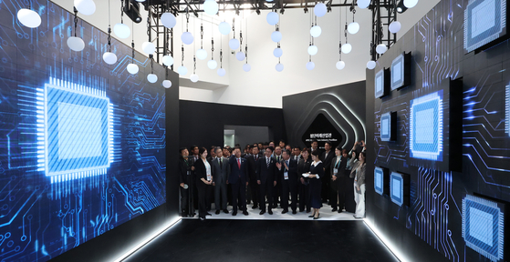 지난 30일 오전 경주엑스포대공원에 마련된 2025 경주 APEC K-테크쇼케이스 전시관을 찾은 김민석 국무총리가 첨단미래산업관을 둘러보고 있다. 뉴스1