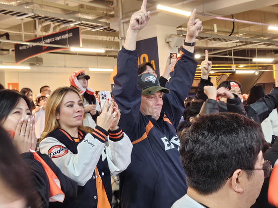 한화 와이스의 아내인 헤일리(왼쪽)와 장인 마이크 맥패든이 30알 KS 4차전에서 호투하고 내려가는 와이스를 향해 울먹이며 환호하고 있다. 고봉준 기자