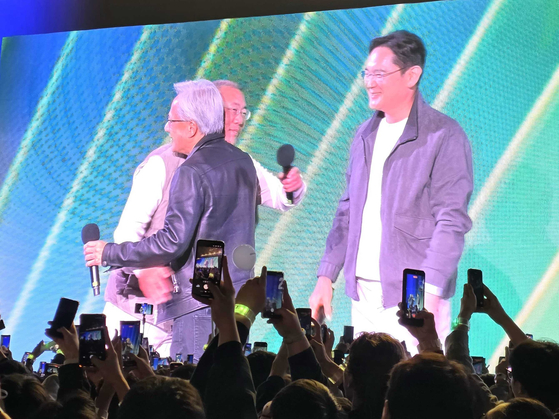 젠슨 황 엔비디아 최고경영자(CEO)가 30일 밤 서울 강남구 코엑스광장에서 지포스(GeForce) 한국 25주년을 기념해 열린 '지포스 게이머 페스티벌'에 이재용 삼성전자 회장, 정의선 현대차그룹 회장과 인사를 나누고 있다. 이가람 기자