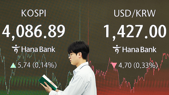  지난 30일 오후 서울 중구 하나은행 딜링룸에서 딜러들이 업무를 보고 있다. 뉴시스