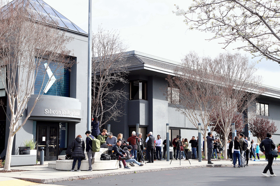 〈YONHAP PHOTO-0948〉 epa10521099 Customers wait outside the headquarters of Silicon Valley Bank (SVB) in Santa Clara, California, USA, 13 March 2023. The Federal Deposit Insurance Corporation (FDIC) took control of the bank's assets, making it the largest bank to do so since the 2008 finical crisis. EPA/GEORGE NIKITIN/2023-03-14 05:10:29/ 〈저작권자 ⓒ 1980-2023 ㈜연합뉴스. 무단 전재 재배포 금지.〉