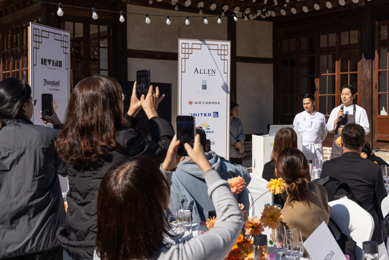 캘리포니아와 서울이 함께하는 맛의 여정을 알린 행사에서 캘리포니아와 서울을 대표해 참여한 서현민 셰프(사진 왼쪽)와 엄태철 셰프가 포핸즈 다이닝에 대해 소개하고 있다. 사진 캘리포니아 관광청