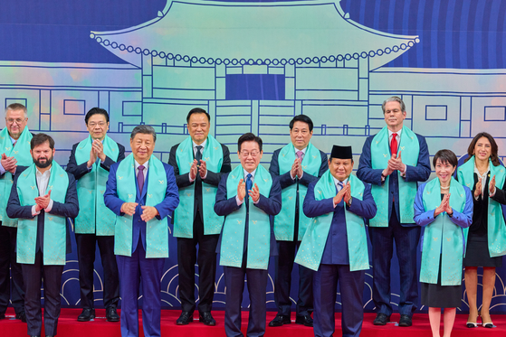  이재명 대통령이 1일 경주화백컨벤션센터(HICO)에서 열린 2025 아시아태평양경제협력체(APEC) 정상회의에서 각국 정상들과 한복 소재로 만든 목도리를 두르고 기념 촬영을 하고 있다. 사진 대통령실