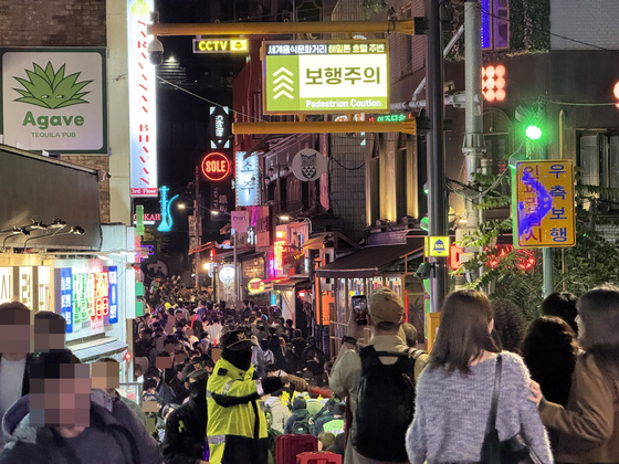 31일 서울 용산구 이태원 세계음식거리 인파 상황을 알리는 전광판에 ‘보행 주의’라는 문구가 표시돼 있다. 임성빈 기자
