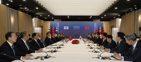 이재명 대통령과 시진핑 중국 국가주석이 1일 경북 경주 국립경주박물관에서 한중 정상회담을 하고 있다. [대통령실사진기자단]