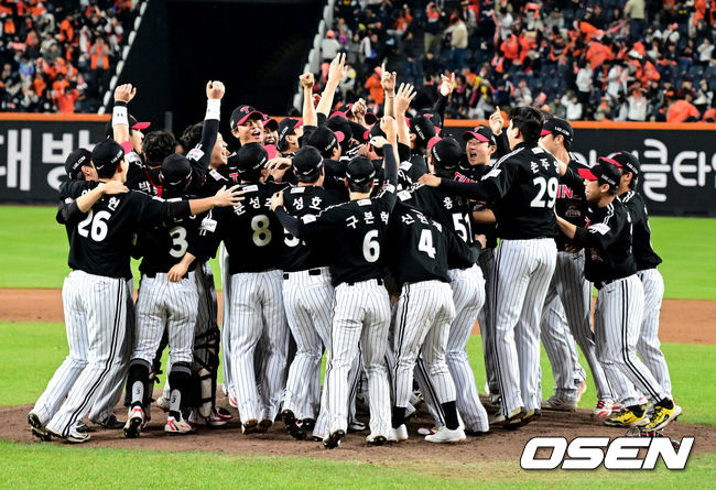 [OSEN=대전, 지형준 기자] 이변은 없었다. 2025시즌 우승팀은 무적 LG 트윈스다.프로야구 LG 트윈스는 31일 대전 한화생명볼파크에서 열린 2025 신한 SOL뱅크 KBO 한국시리즈(7전 4선승제) 한화 이글스와의 5차전에서 4-1로 승리했다.정규시즌 1위 LG는 시리즈 전적 4승 1패로 통합우승 금자탑을 쌓았다. LG의 통합우승은 1990년, 1994년, 2023년에 이은 통산 4번째로, 염경엽 감독은 2023년 부임 후 3년 사이 팀을 두 차례나 정상에올려놓는 위대한 업적을 달성했다. 2023년 1위, 2024년 3위, 2025년 1위로 KBO리그에 트윈스 왕조 시대를 활짝 열었다.반면 2위 한화는 플레이오프를 거쳐 2006년 이후 19년 만에 한국시리즈 무대를 밟았지만, LG의 벽을 넘지 못하며 1999년 이후 26년 만에 통산 두 번째 우승이 무산됐다.LG 선수들이 우승을 기뻐하고 있다. 2025.10.31 /jpnews@osen.co.kr