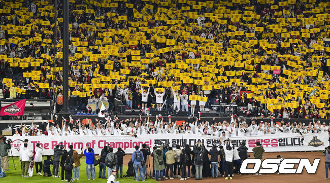 [OSEN=대전, 박준형 기자]  이변은 없었다. 2025시즌 우승팀은 무적 LG 트윈스다.프로야구 LG 트윈스는 31일 대전 한화생명볼파크에서 열린 2025 신한 SOL뱅크 KBO 한국시리즈(7전 4선승제) 한화 이글스와의 5차전에서 4-1로 승리했다.LG 선수들이 팬들과 함께 포즈를 취하고 있다   2025.10.31 / soul1014@osen.co.kr