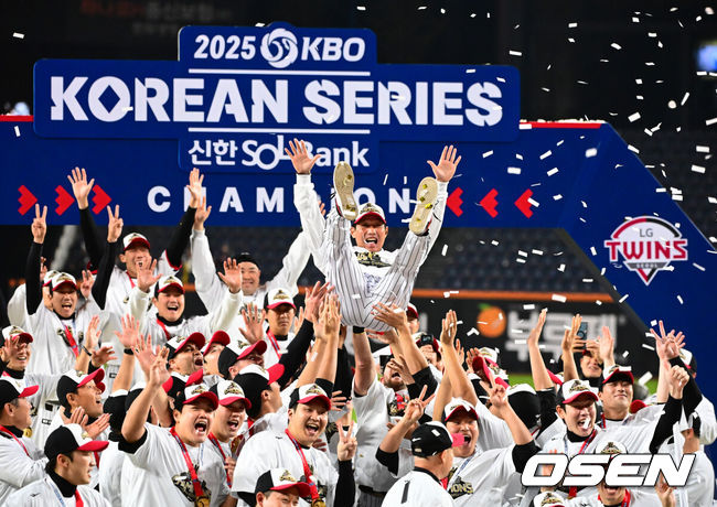 [OSEN=대전, 지형준 기자] 이변은 없었다. 2025시즌 우승팀은 무적 LG 트윈스다.프로야구 LG 트윈스는 31일 대전 한화생명볼파크에서 열린 2025 신한 SOL뱅크 KBO 한국시리즈(7전 4선승제) 한화 이글스와의 5차전에서 4-1로 승리했다.정규시즌 1위 LG는 시리즈 전적 4승 1패로 통합우승 금자탑을 쌓았다. LG의 통합우승은 1990년, 1994년, 2023년에 이은 통산 4번째로, 염경엽 감독은 2023년 부임 후 3년 사이 팀을 두 차례나 정상에올려놓는 위대한 업적을 달성했다. 2023년 1위, 2024년 3위, 2025년 1위로 KBO리그에 트윈스 왕조 시대를 활짝 열었다.반면 2위 한화는 플레이오프를 거쳐 2006년 이후 19년 만에 한국시리즈 무대를 밟았지만, LG의 벽을 넘지 못하며 1999년 이후 26년 만에 통산 두 번째 우승이 무산됐다.LG 염경엽 감독이 헹가래를 받으며 기뻐하고 있다. 2025.10.31 /jpnews@osen.co.kr