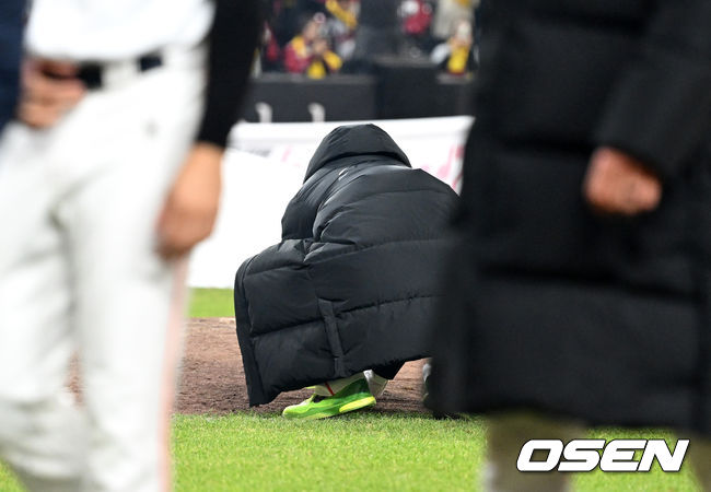 경기장을 나가는 선수단을 뒤로하고 마운드로 나가 흙을 챙기는 폰세