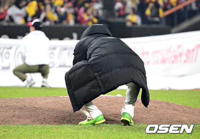 한 시즌 울고 웃었던 마운드 흙 쓸어 담은 폰세