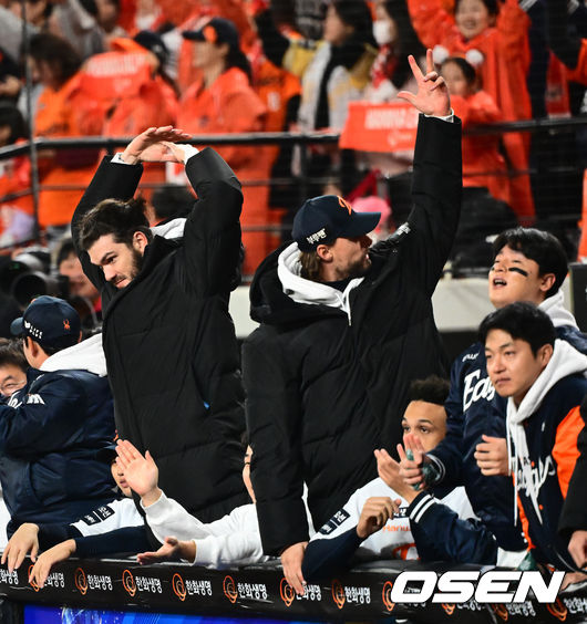 끝까지 동료들에게 기를 불어넣은 폰세 [사진=지형준 기자 /jpnews@osen.co.kr]