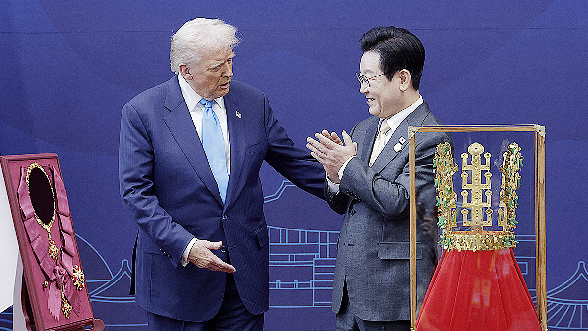 이재명 대통령이 29일 경북 경주박물관에서 열린 한미 공식 환영식에서 도널드 트럼프 미국 대통령에게 무궁화 대훈장을 수여하고 천마총 금관 모형을 선물하고 있다. 전민규 자