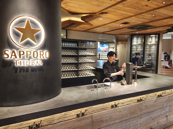 삿포로 맥주가 도쿄 긴자역에서 운영 중인 프리미엄 블랙라벨 ‘더 바’. 황건강 기자