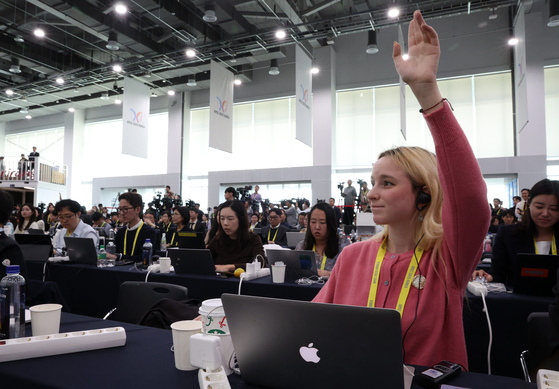 1일 경북 경주 국제미디어센터에서 한 외신기자가 이재명 대통령의 APEC 정상회의 기자회견 중 질문하기 위해 손을 들고 있다. 연합뉴스