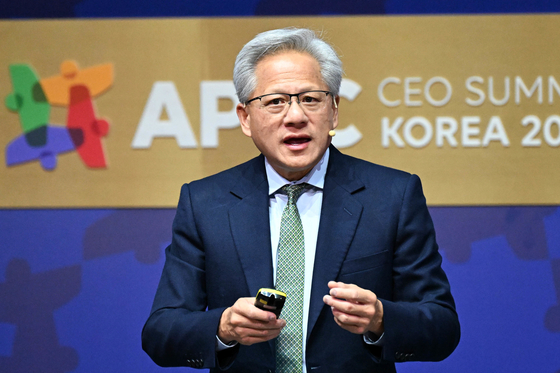 젠슨 황 엔비디아 최고경영자(CEO)가 31일 경북 경주시 경주예술의전당에서 열린 'APEC CEO 서밋' 마지막 특별 세션에서 연설하고 있다. 뉴스1