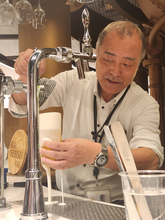 맥주 장인 이가모토 히로시가 삿포로 맥주를 따르고 있다. 황건강 기자