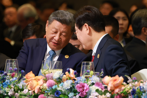이재명 대통령이 지난달 31일 경북 경주시 라한셀렉트호텔에서 열린 2025 아시아태평양경제협력체(APEC) 정상회의 갈라만찬에서 시진핑 중국 국가주석과 대화하고 있다. 연합뉴스