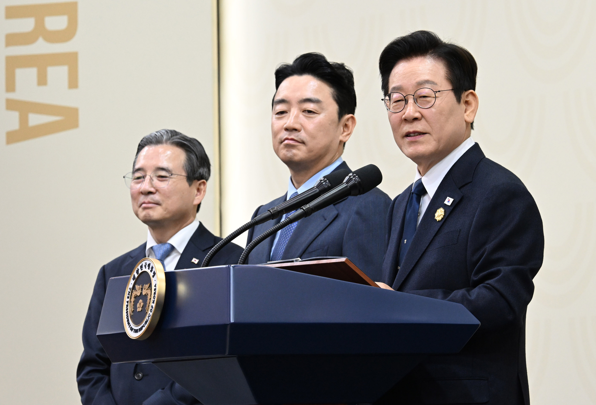 이재명 대통령이 1일 경북 경주 APEC 국제미디어센터에서 열린 공식기자회견에서 발언을 하고 있다. 오른쪽부터 이 대통령, 강훈식 대통령비서실장, 김용범 정책실장. 전민규 기자