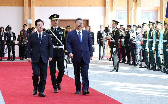 이재명 대통령이 1일 경북 경주 국립경주박물관에서 열린 공식환영식에서 국빈 방한한 시진핑 중국 국가주석과 의장대 사열을 하고 있다. [대통령실사진기자단]