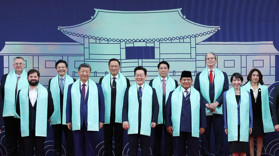 이재명 대통령이 1일 경북 경주화백컨벤션센터에서 열린 APEC(아시아태평양경제협력체) 정상회의 공식 기념촬영 행사에서 시진핑 중국 국가주석 등 각국 정상들과 기념촬영을 하고 있다. 뉴시스