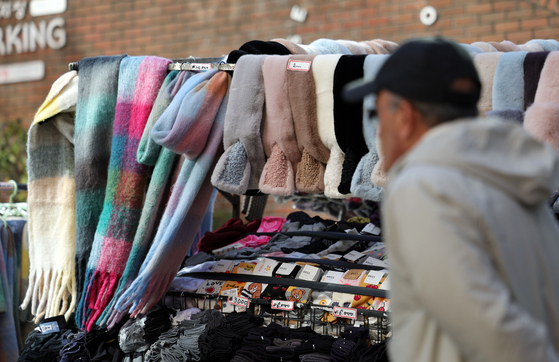 내일과 모레 아침 기온이 오늘보다 큰 폭으로 떨어지며 쌀쌀한 날씨가 전망되는 가운데 2일 서울 중구 명동에 방한용품이 진열되어 있다. 뉴시스